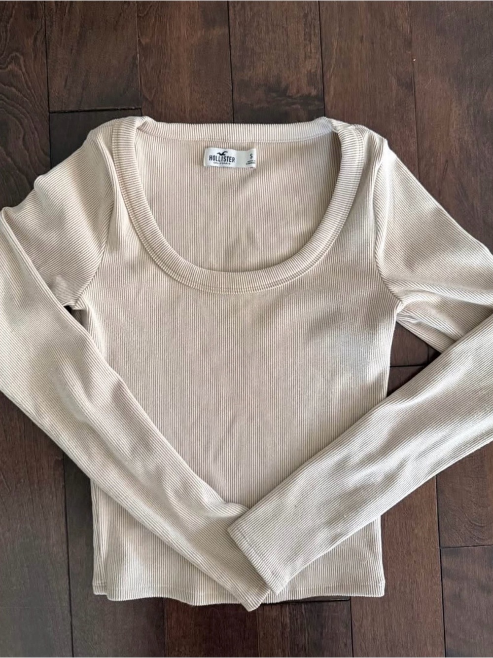 Hollister Women's Light Cream Ribbed Long Sleeve Scoop Neck Top